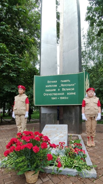 Сегодня у стелы памяти жителям посёлка Яблонька и в сквере «Родина» время застыло в тишине #2