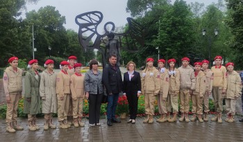 Сегодня у стелы памяти жителям посёлка Яблонька и в сквере «Родина» время застыло в тишине #9