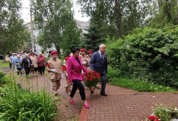 Сегодня у стелы памяти жителям посёлка Яблонька и в сквере «Родина» время застыло в тишине #3