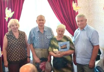 В День семьи, любви и верности праздничные мероприятия прошли на двух территориях: ТОС "Шипка" и ТОС "Метеоцентр", где чествовали супружеские пары, пронёсшие через годы любовь и взаимное уважение #2