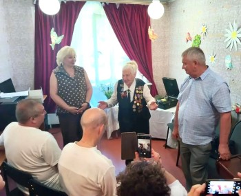 В День семьи, любви и верности праздничные мероприятия прошли на двух территориях: ТОС "Шипка" и ТОС "Метеоцентр", где чествовали супружеские пары, пронёсшие через годы любовь и взаимное уважение #6