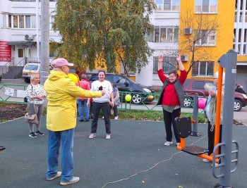 На ул. Ново-Вокзальной, 271 с размахом открыли новую спортивную площадку #2
