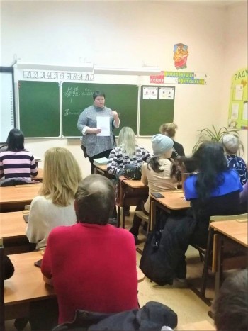 Продолжается цикл встреч со специалистами социальной защиты населения Самарского округа, которые проходят в школах на родительских собраниях. #1