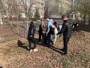  Ученики школы №154 приняли участие в  уборке сквера «Солнечная поляна» #5