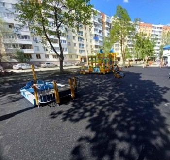 По адресу ул. Московское шоссе, 147 проводятся работы по укладке первого слоя резинового покрытия детской площадки #2
