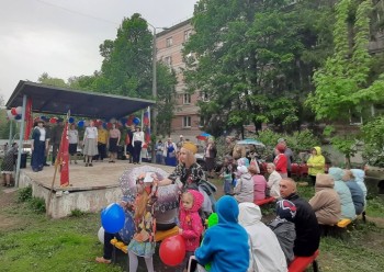 На детской площадке ул. Александра Матросова, 19-21 прошел праздничный концерт, посвященный празднику Великой Победы #2