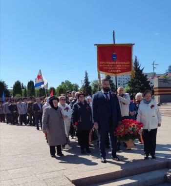 Глава района Данил Морозов принял участие в торжественном возложении цветов к Вечному огню на площади Славы  #3