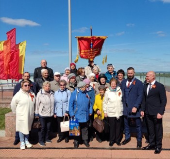 Глава района Данил Морозов принял участие в торжественном возложении цветов к Вечному огню на площади Славы  #1
