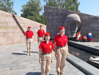 18 мая в День Самарского Знамени юнармейцы отряда "Хранители памяти" школы №49 " приняли участие в акции Перекличка Постов  №1  #3